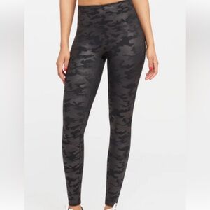 SPANX Black Camo Leggings sz L